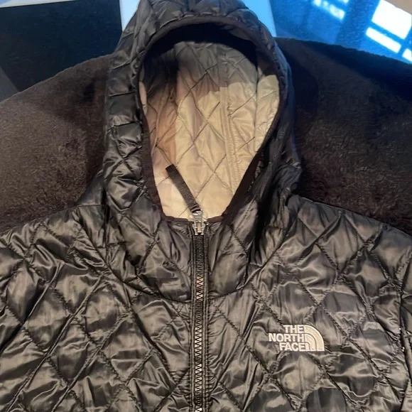 Great condition girls size XL(18) The North face 3/4 black quilt coat